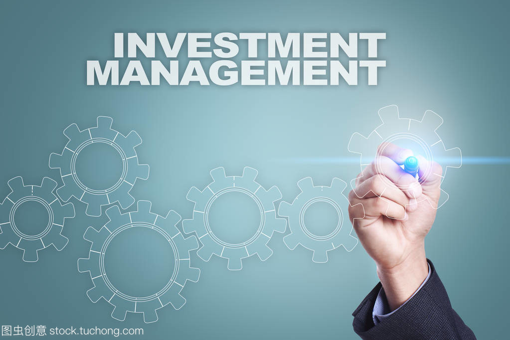 商人在虛擬屏幕上繪圖。投資管理概念